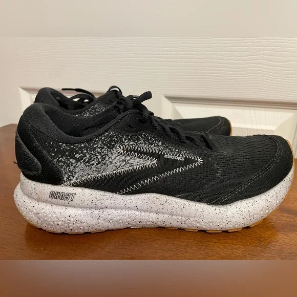 Brooks Ghost 16 women’s running 
Shoe 
Size 8 1/2 
Medium Width
Comfortable
GUC - Picture 2 of 8